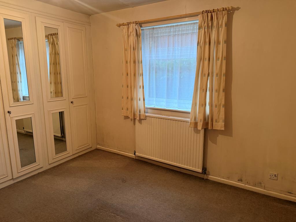 Lot: 80 - GROUND FLOOR FLAT WITH GARAGE IN NEED OF UPDATING - Rear double bedroom with window and wardrobe